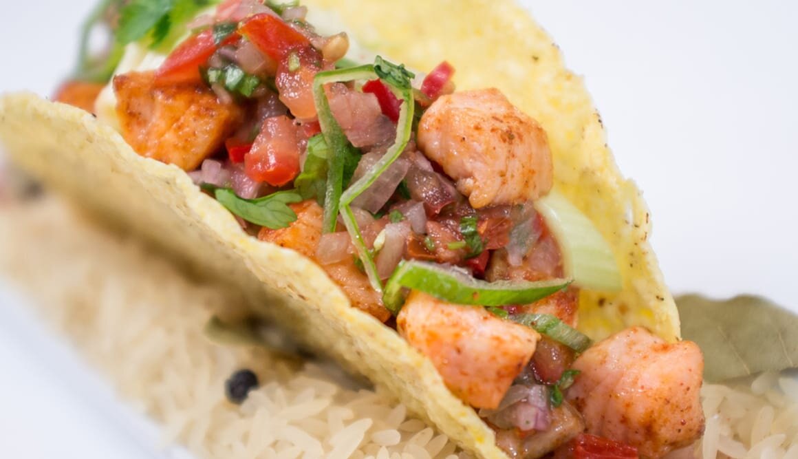 Tacos de Salmón Noruego fresco con salsa picante