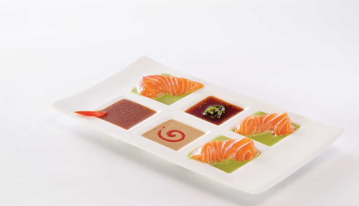 Sashimi de Salmón Noruego fresco con salsa y crema de wasabi