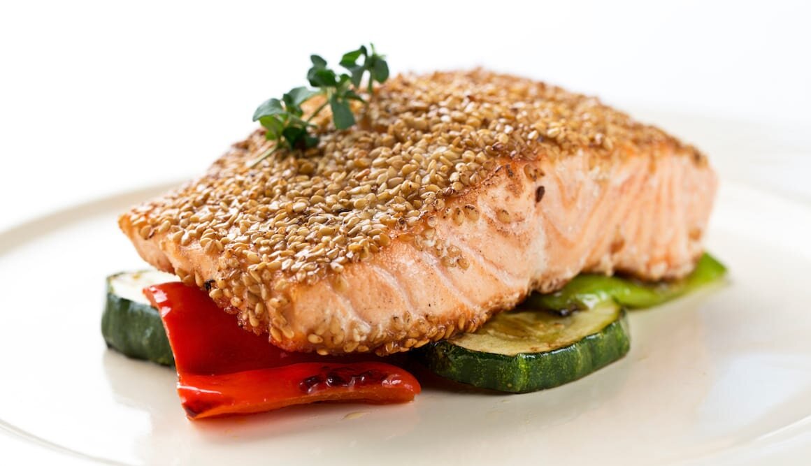 Salmón Noruego fresco con sésamo y verduras a la plancha