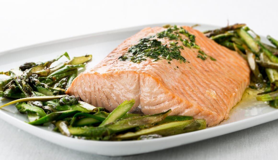 Salmón Noruego Fresco al horno con mantequilla de hierbas