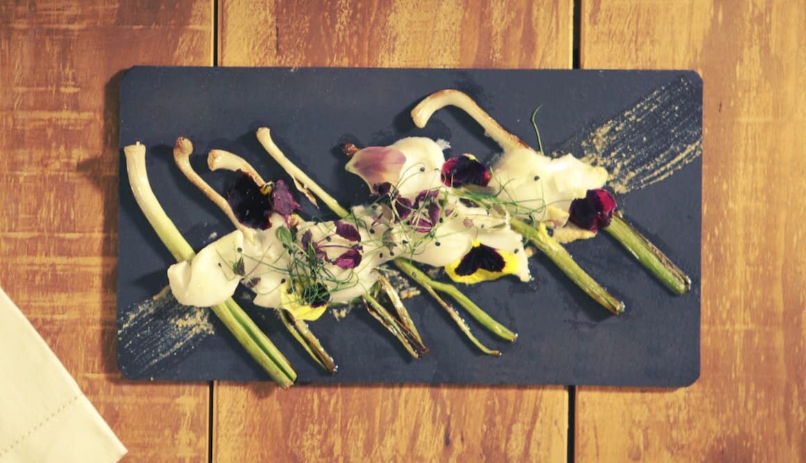 Lascas de Skrei sobre praliné de pistacho con cebolleta asada y mayonesa ligera de cítricos by Hung Fai