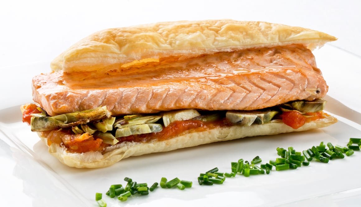 Salmón Noruego fresco con hojaldre y alcachofas