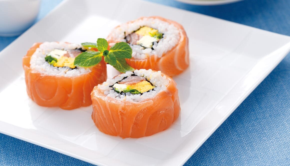Sushi enrollado con Salmón Noruego fresco al estilo occidental
