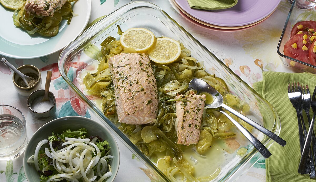 Salmón Noruego fresco al horno con patatas panaderas