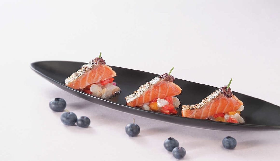 Salmón Noruego fresco marinado con salsa de arándanos