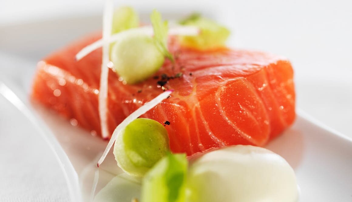 Trucha del Fiordo de Noruega al horno con crema de apio y manzana