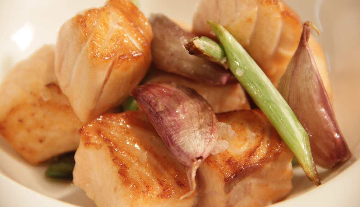 Salmón Noruego fresco al ajillo by Sergio Fernández