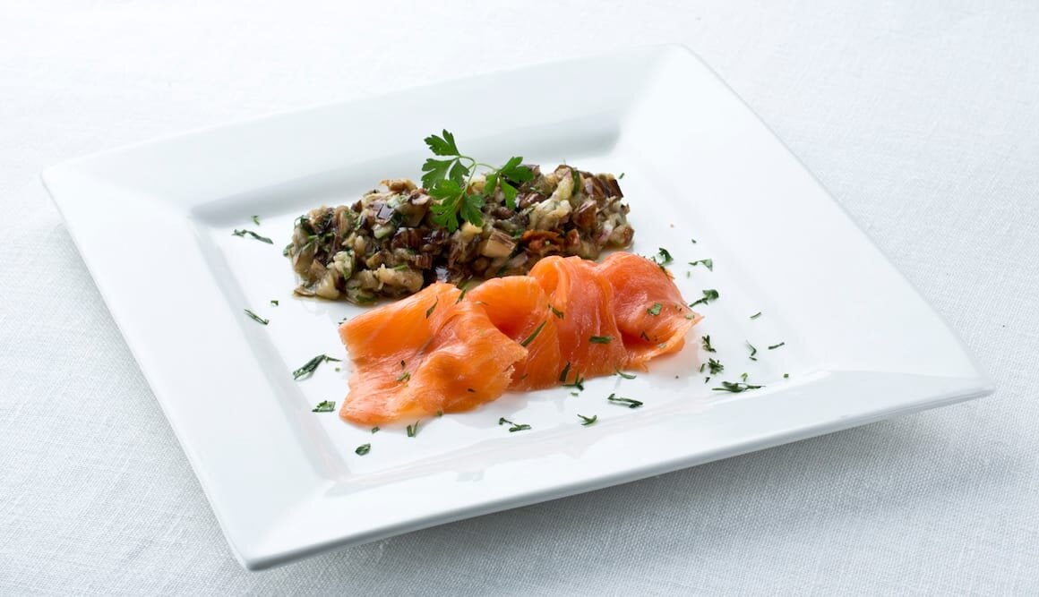 Salmón Noruego ahumado con caviar de berenjena