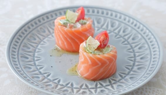 Maki occidental de Salmón Noruego fresco con relleno de aguacate