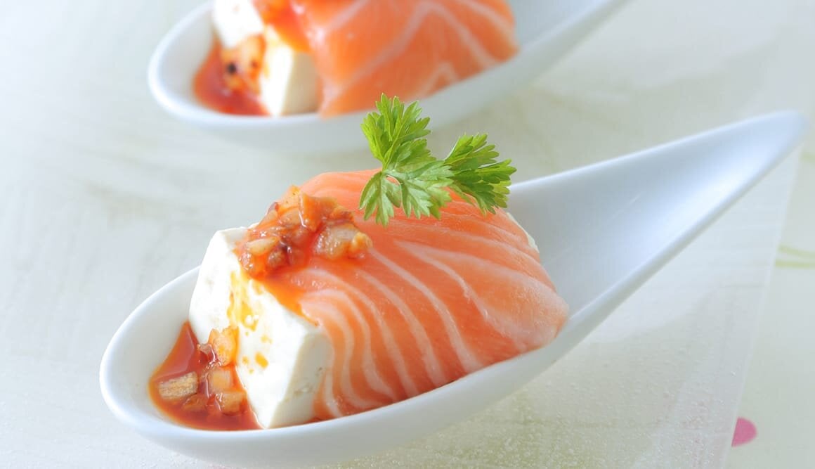 Aperitivo de Salmón Noruego fresco con tofu picante