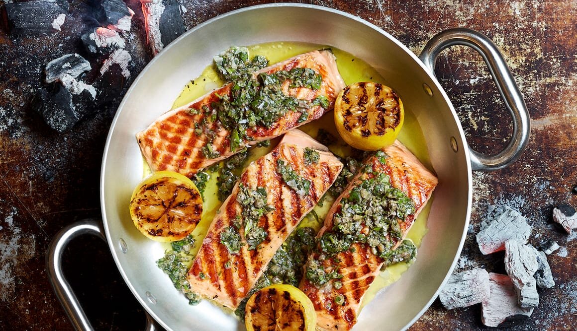 Lomos de Salmón Noruego fresco a la parrilla con salsa verde