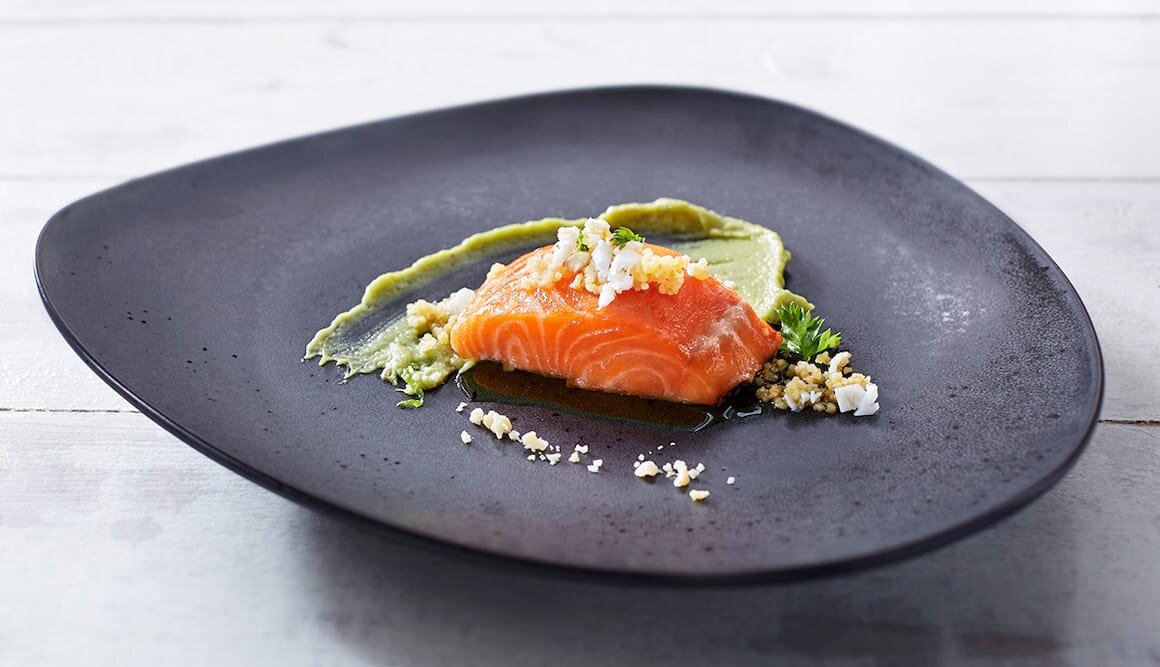 Trucha del Fiordo de Noruega escalfada con cuscús de coliflor y mousse de aguacate