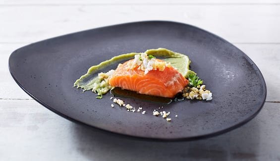 Trucha del Fiordo de Noruega escalfada con cuscús de coliflor y mousse de aguacate