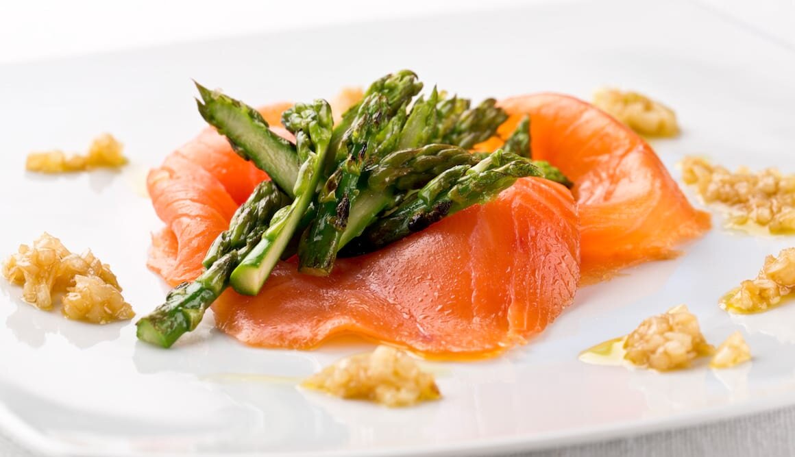 Salmón Noruego Ahumado con esparragos verdes y compota de cebolla y pera
