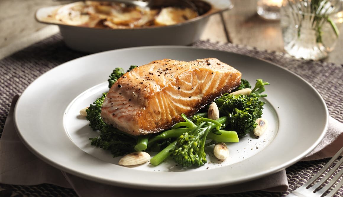 Salteado de Salmón Noruego fresco con lluvia de almendras