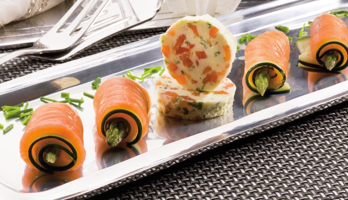 Rollitos de Salmón Noruego ahumado y calabacín con mantequilla de salmón