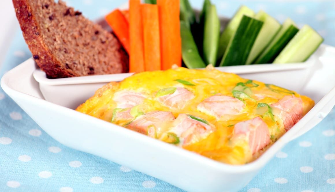 Tortilla con Salmón Noruego fresco, cebollino y queso