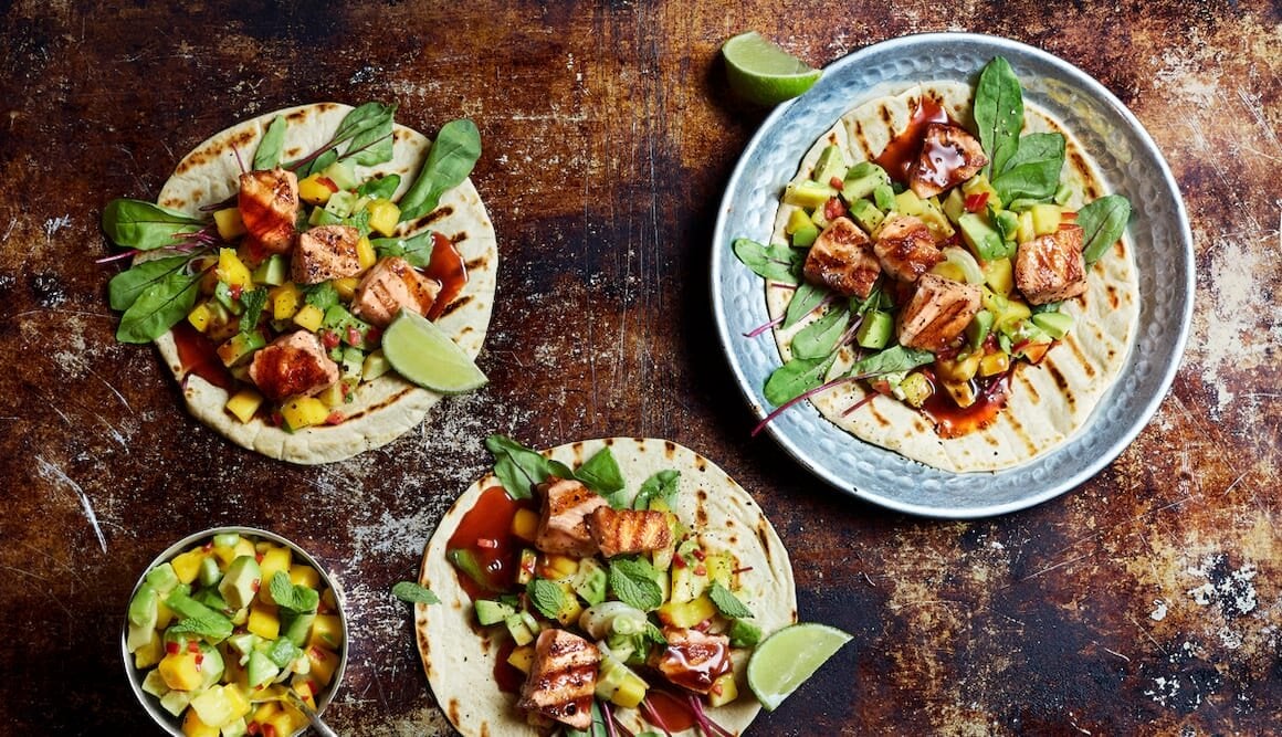 Taco de Salmón Noruego fresco a la barbacoa con salsa de mango