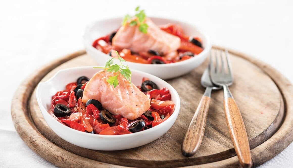 Tapa de Salmon Noruego fresco sobre ensalada de pimiento rojo