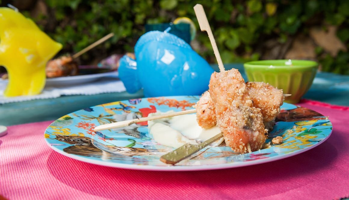 Brocheta de Salmón Noruego fresco con frutos secos y parmentier de patata by Hung Fai