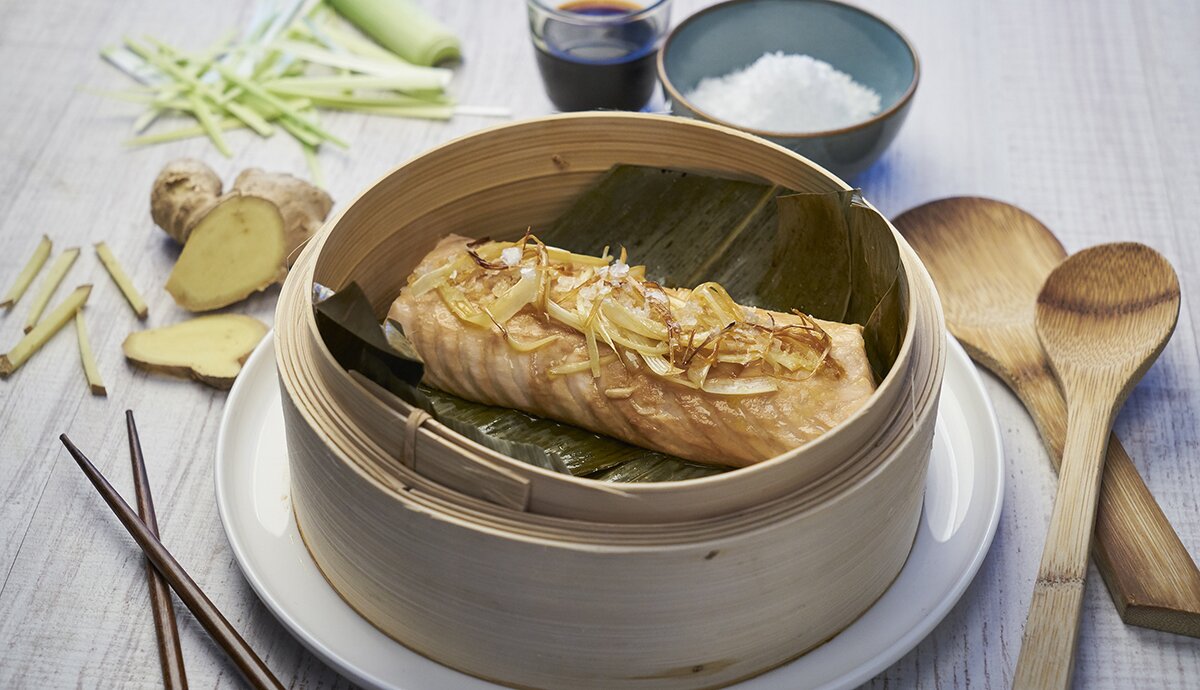 Salmón Noruego fresco al vapor con puerro y jengibre