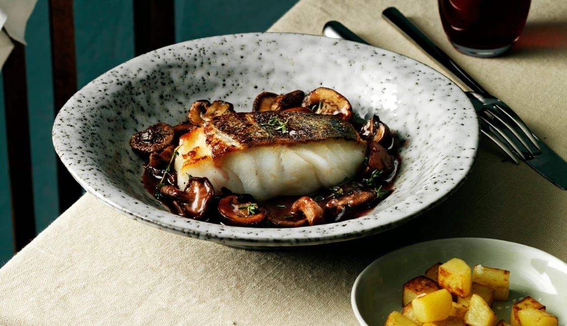 Skrei a la sartén con salsa de vino tinto