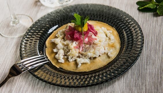 Mini crepes de Skrei con cebolla encurtida y puré de aguacate by Andrés Diaz