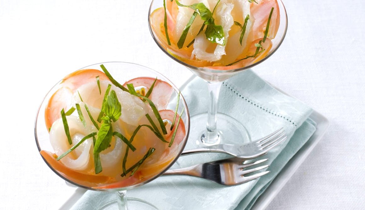 Carpaccio de Bacalao Noruego tradicional con tomate y albahaca