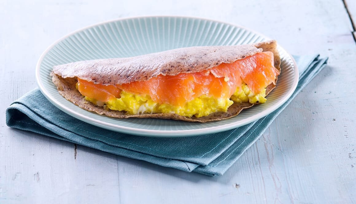 Crepe con Salmón Noruego ahumado, huevos revueltos y pimienta