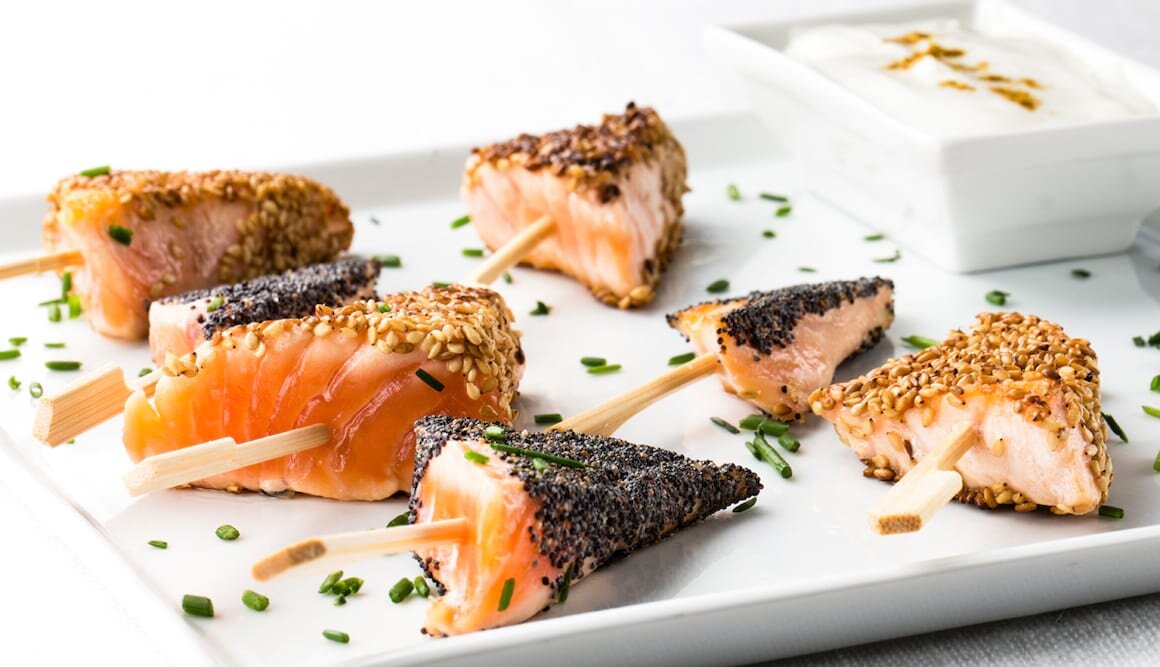 Pinchitos de Salmón Noruego fresco con salsa de yogur y curry