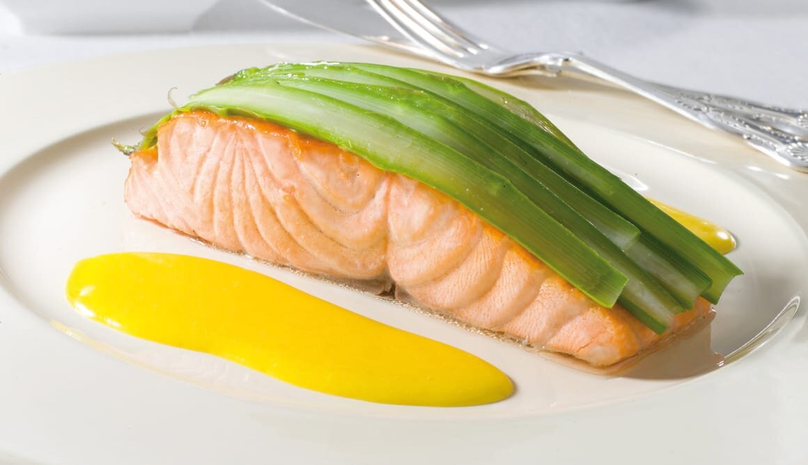 Salmón Noruego fresco con salsa muselina