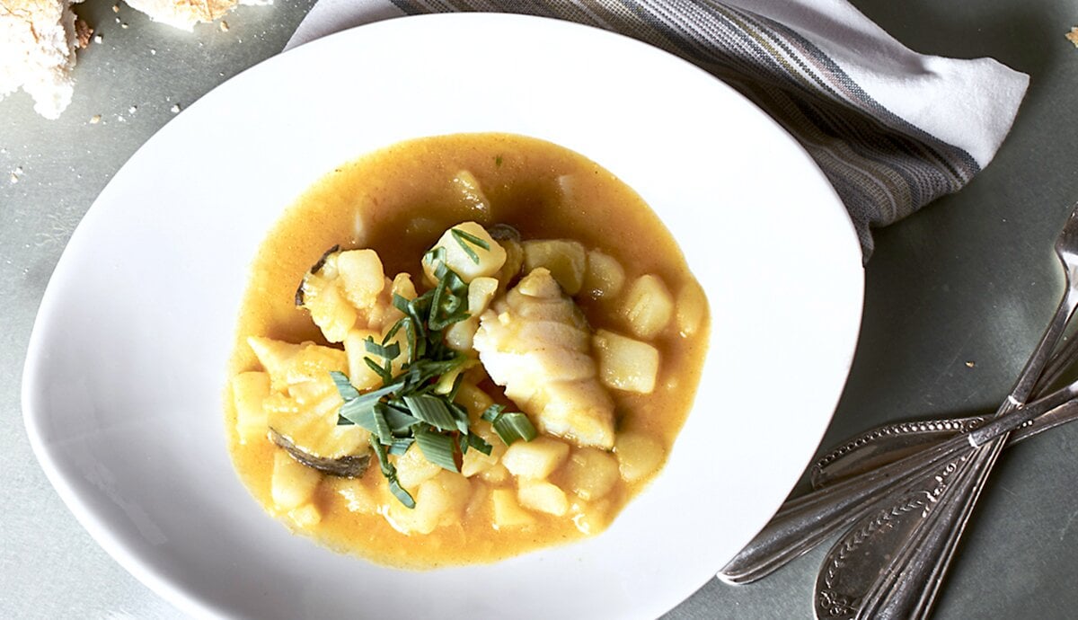 Bacalao Noruego tradicional con curry y patatas by Hung Fai