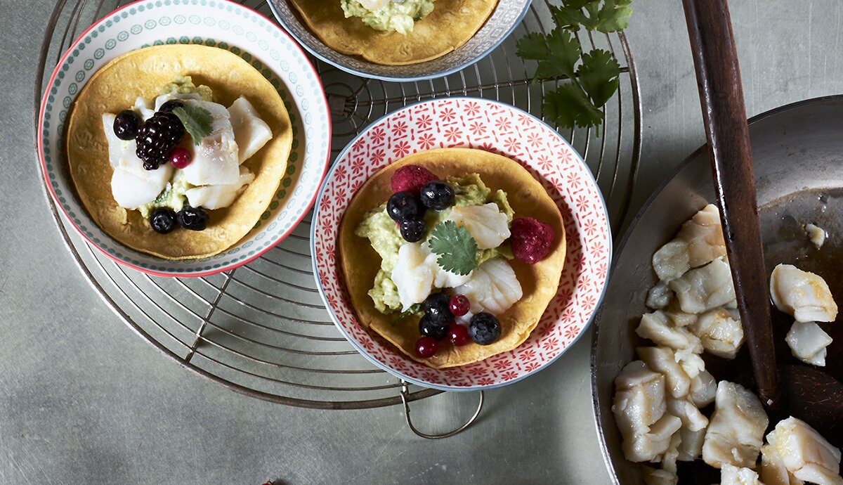 Bacalao Noruego tradicional con tortillas de maíz y frutos rojos