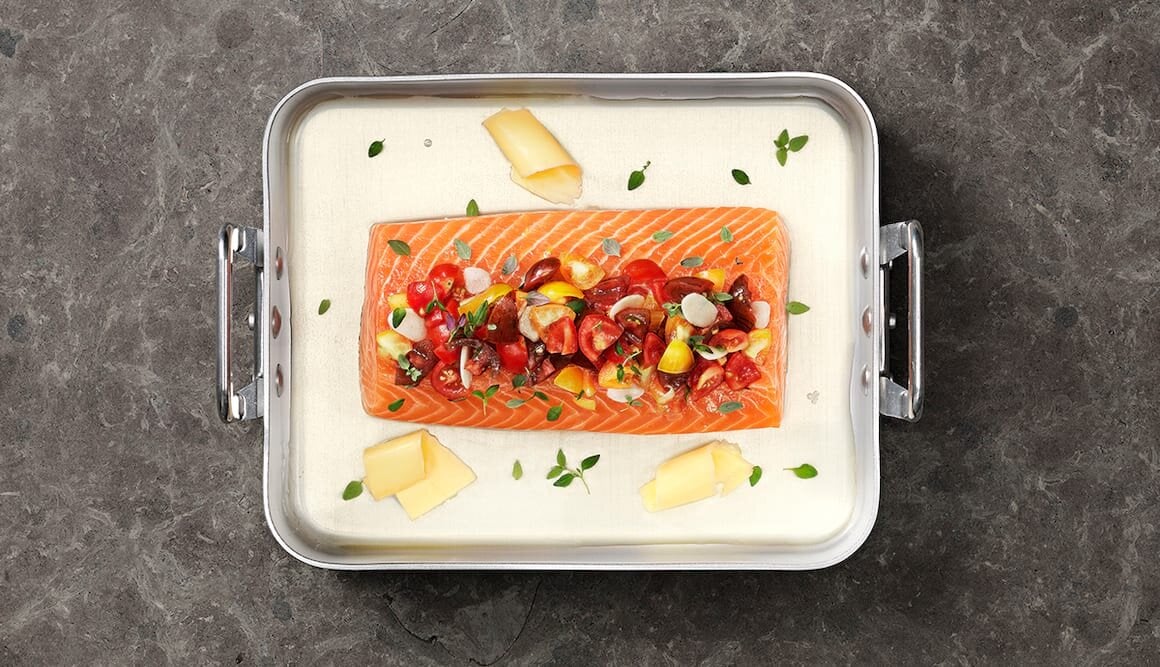 Lomo de Salmón Noruego fresco al horno con tomate, tomillo y vino