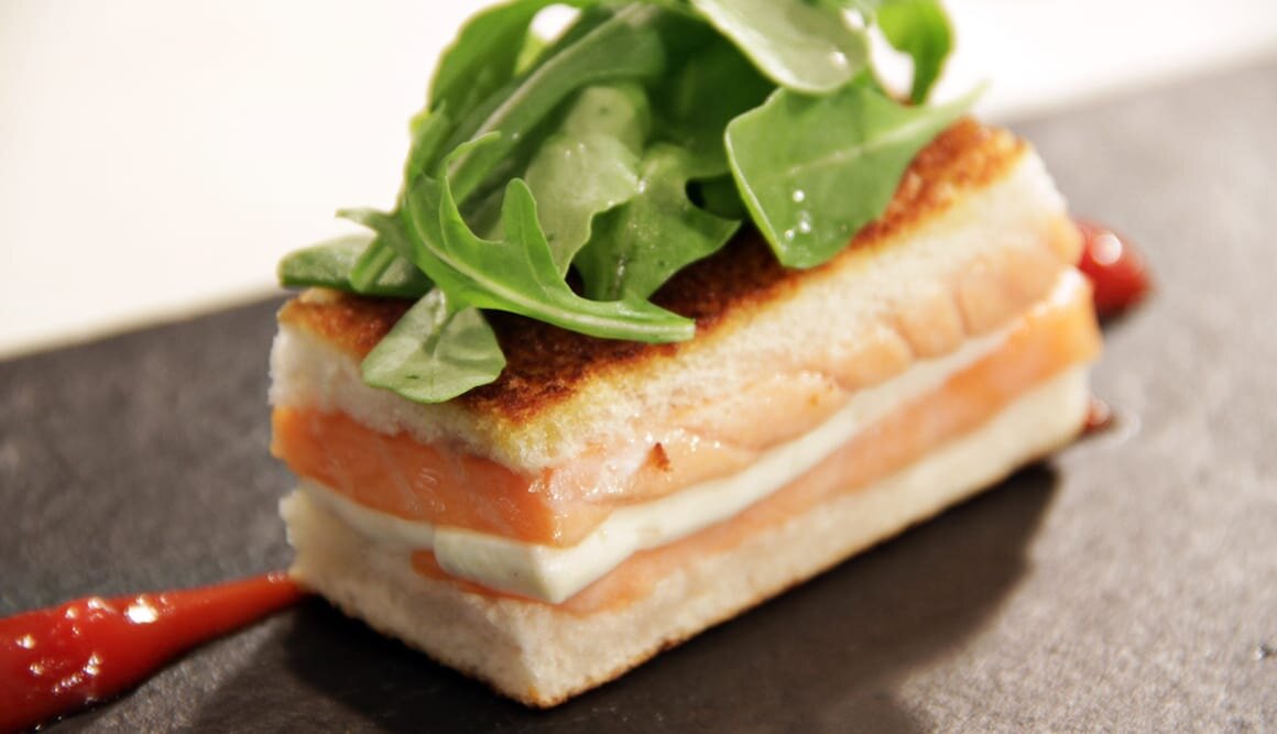 Sandwich de Salmón Noruego fresco con queso y rúcula by Sergio Fernández