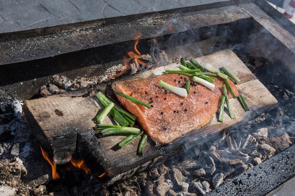 Salmón Noruego fresco en tablón de madera