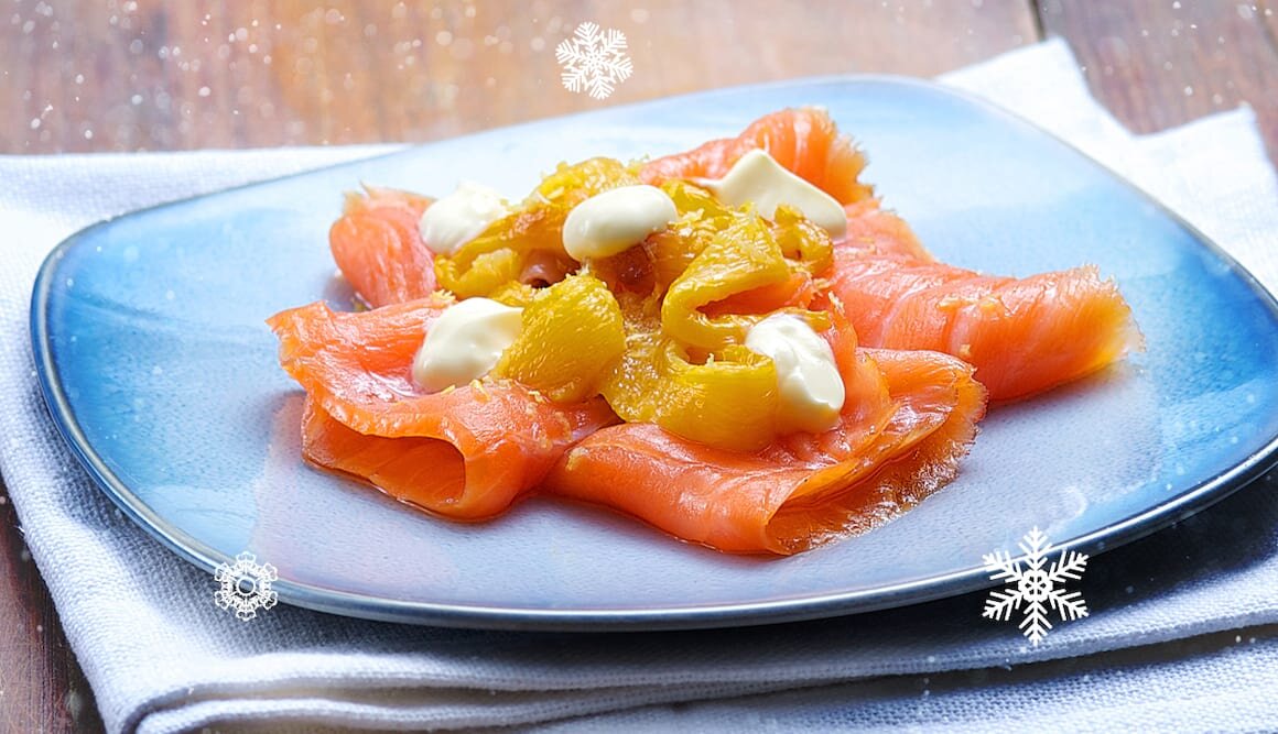 Salmón Noruego ahumado con crema y pimientos