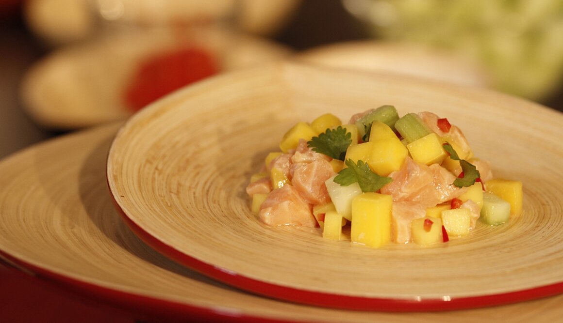 Ceviche de Salmón Noruego fresco con mango, pepino y cilantro