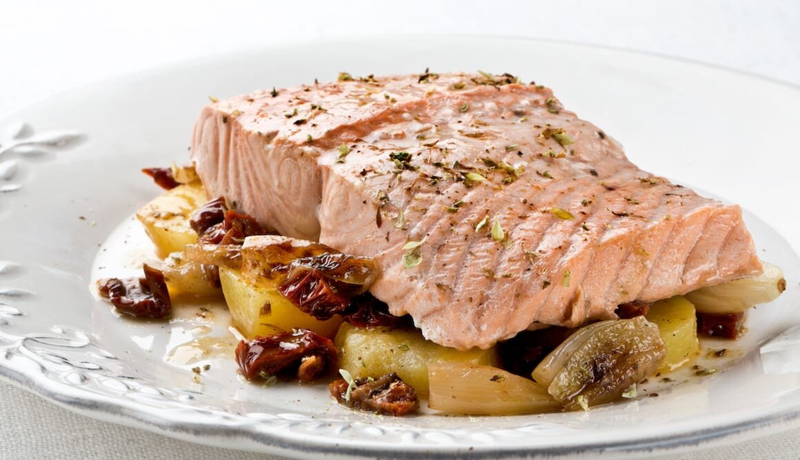 Salmón Noruego fresco con patatas en sartén