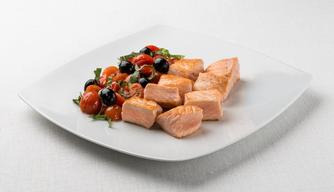 Tacos de Salmon Noruego fresco con tomatitos, aceitunas y albahaca