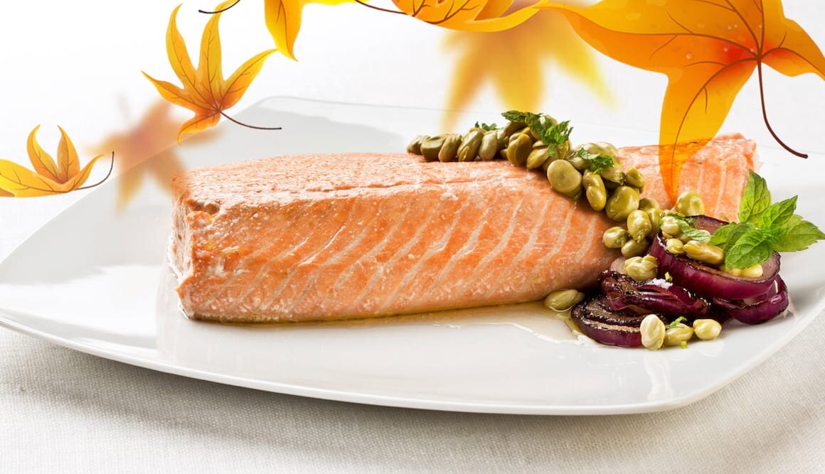 Salmón Noruego Fresco con cebolla morada y habitas