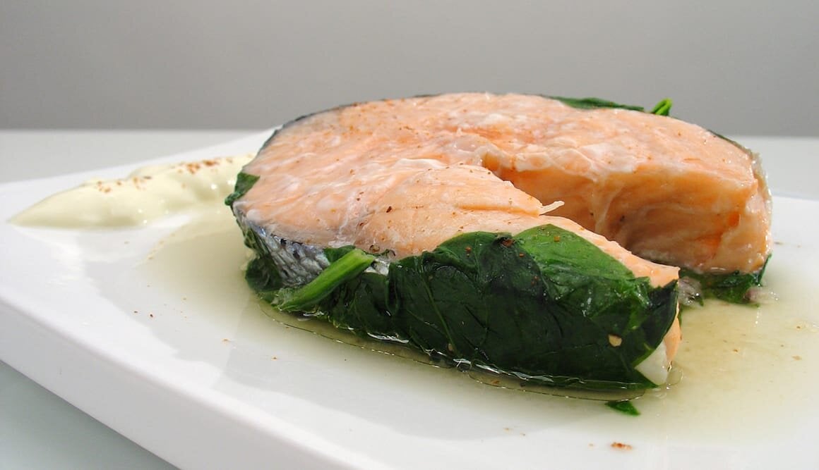 Papillote de Salmón Noruego fresco con espinacas al vapor
