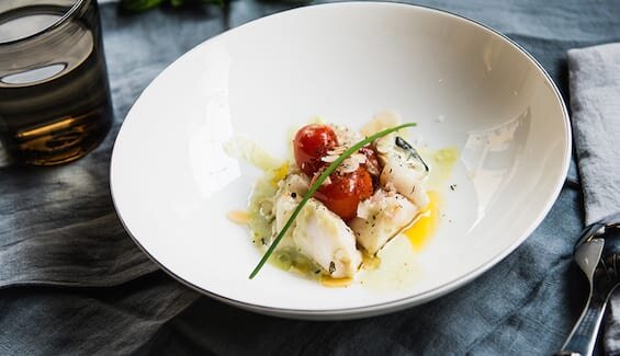 Tapa de Bacalao Noruego Skrei en tacos, con salsa de albahaca y tomate confitado by Raúl Vicente Ruíz