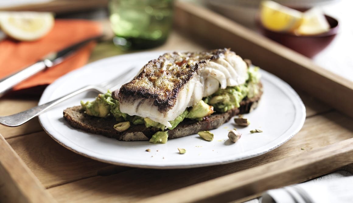 Tosta de Skrei con aguacate y pistachos