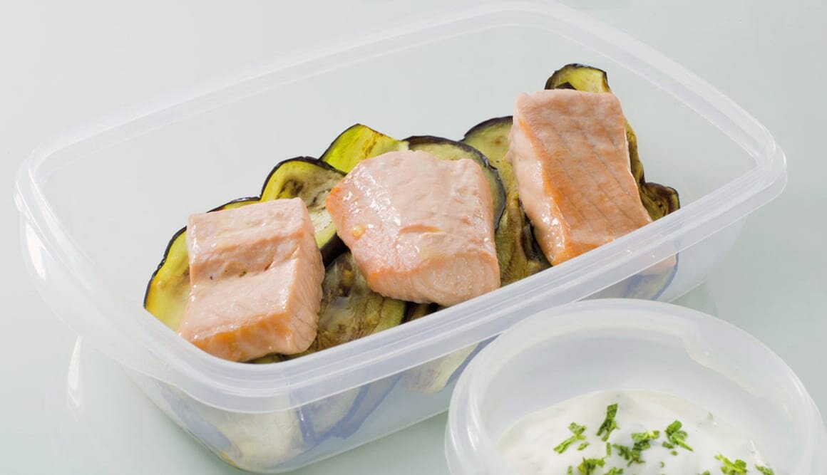 Salmón Noruego fresco al vapor con berenjenas