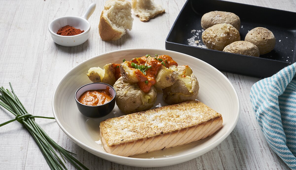 Salmón Noruego fresco a la plancha con papas arrugadas y mojo rojo