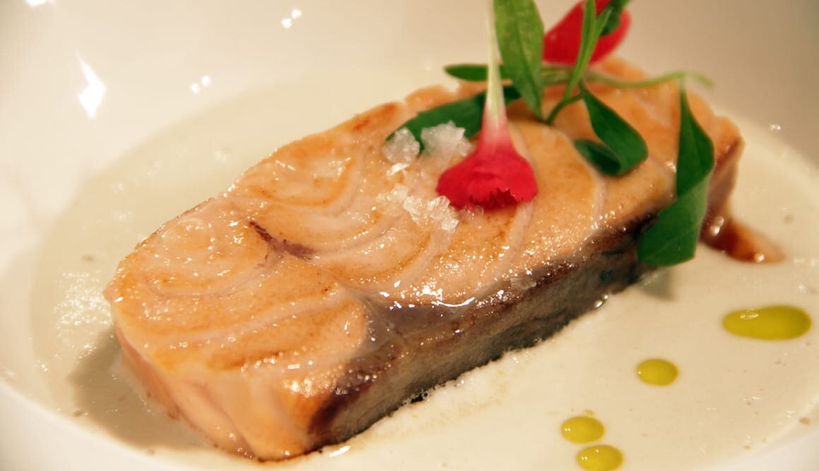 Ajo blanco con tataki de Salmón Noruego fresco by Sergio Fernández