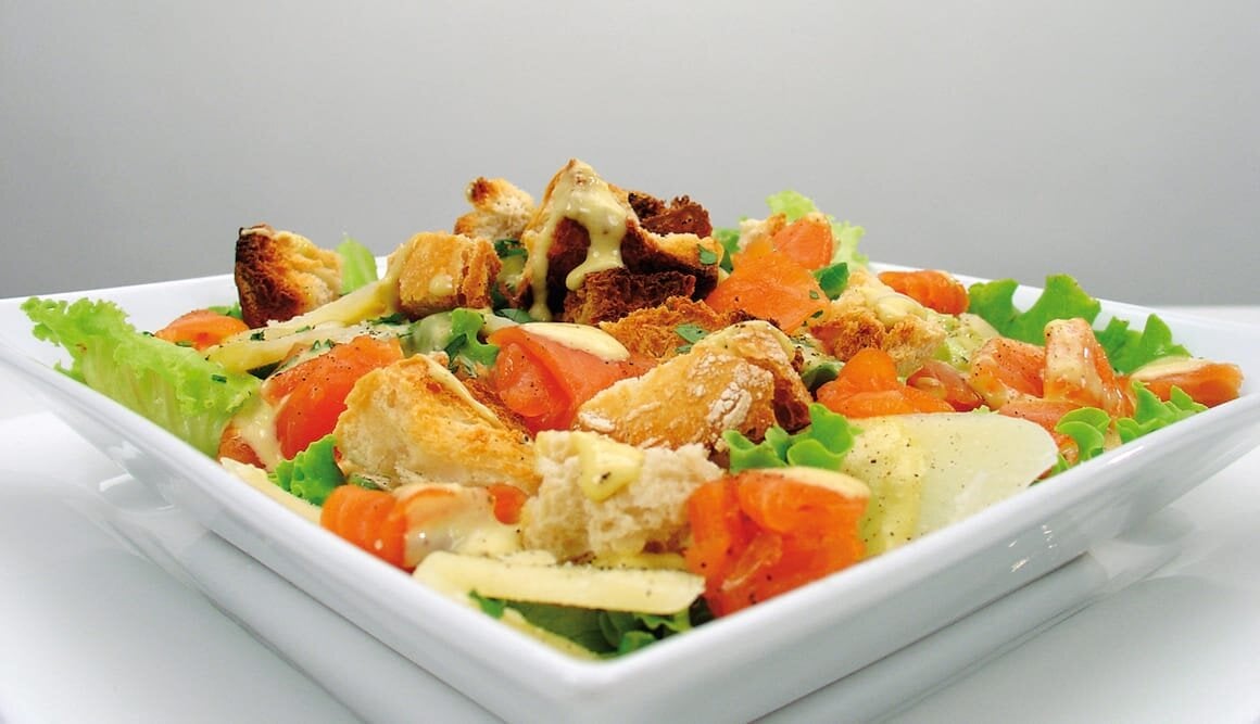 Ensalada César con Salmón Noruego ahumado