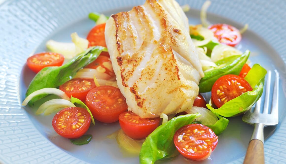 Bacalao Noruego fresco con ensalada de tomate