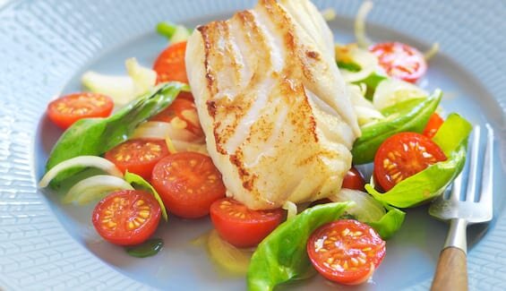 Bacalao Noruego fresco con ensalada de tomate